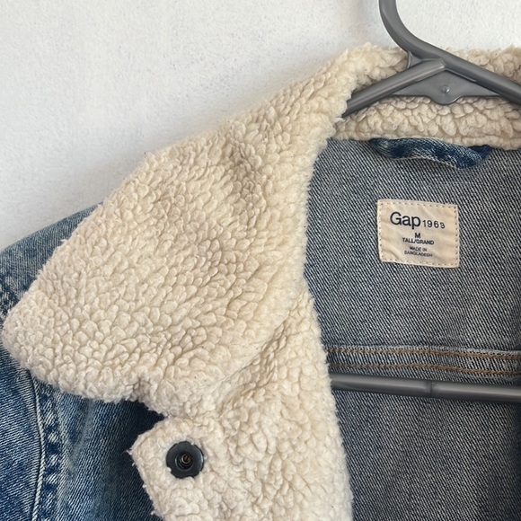 Gap, sized medium (tall), denim jacket with sherpa collar - Picture 2 of 4